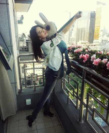 神仙姐姐要卖个萌 刘亦菲阳台抱着兔子跳舞