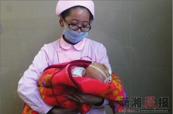 郴州两个月大疑似外国男婴被弃医院门口(图)