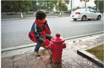 长沙10岁男孩路遇消防栓漏水 遥控妈妈报修