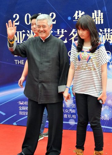 赵本山公开否认移民传闻 培养15岁女儿当接班人