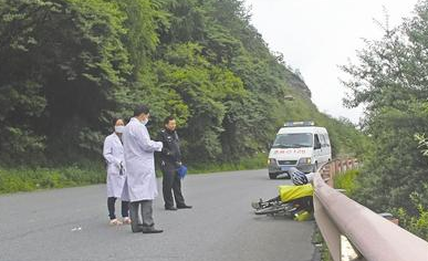 8名老人长沙到亚丁挑战骑行 一名骑上山猝死