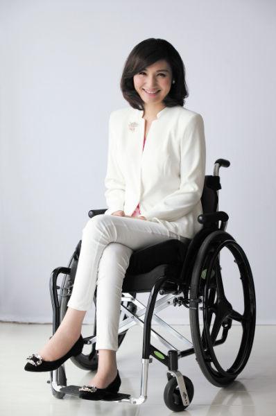 湖南轮椅美女主播梁艺演讲节目中为自己征婚_大湘网_腾讯网