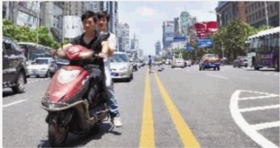 7月4日 电动车骑行在五一大道上 实习生 唐俊 摄