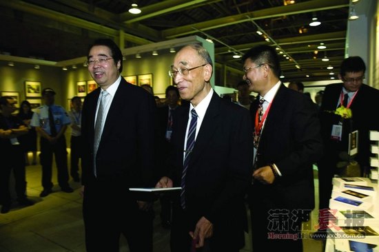 2274册湘版图书展出台湾 台湾民众可看天天向