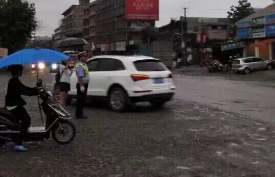 交警发微博寻找雨中执勤时为其撑伞女孩