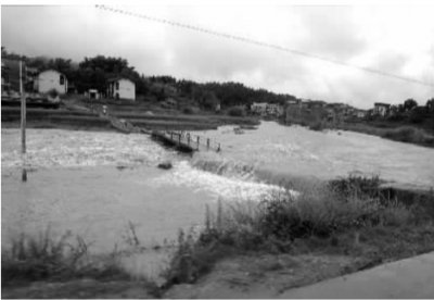绥宁县降雨量最大的水口乡,农田中的禾苗被洪水淹没,村里通往外界的道路被冲毁,一些房屋摇摇欲坠。通讯员彭超 罗绥峰 陈伟摄