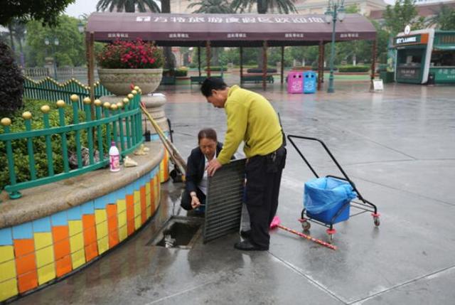 保洁大姐花半小时清洗下水道收水口 获网友集体点赞