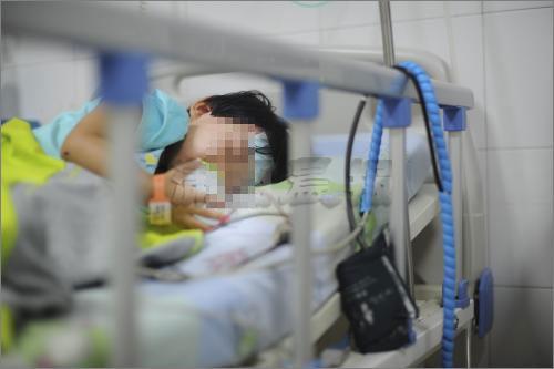 三岁女童万米高空昏迷 飞机返航长沙送其就医