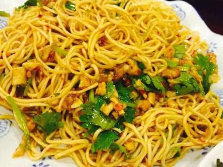 酷热不想开火做饭 吃完凉面填饱肚子