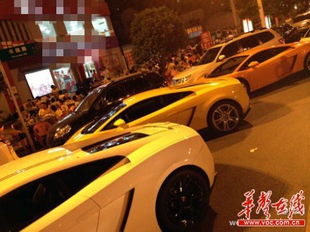 兰博基尼扎堆夜宵店 网友称长沙夜晚很惊艳(图