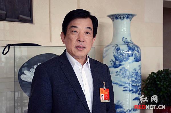 人大代表胡子敬:应将幼儿教育纳入义务教育范