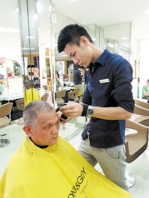 80后理发师每周定期为老人免费理发(图)