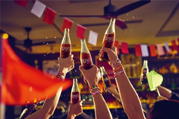 助力2018世界杯 可口可乐全新手环瓶成今夏观
