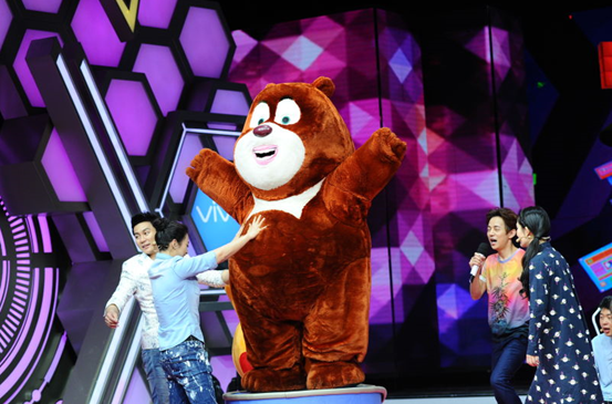 方特携熊大亮相《快本》与谢娜熊抱 萌翻全场