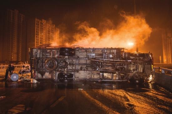 货车长沙立交桥上侧翻 危险化学品泄漏自燃