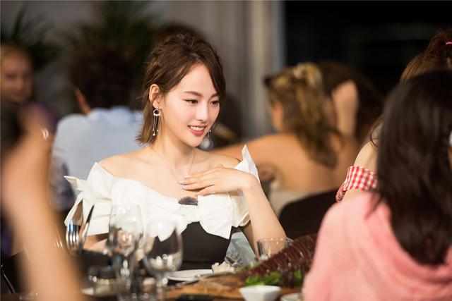 《妻子2》章子怡赠送定制项链 张嘉倪感动落泪