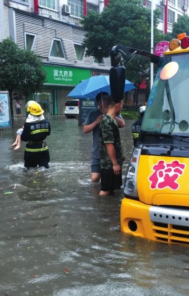 耒阳暴雨致校车搁浅水中 19名小学生被困
