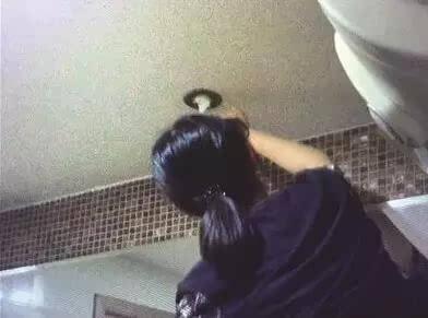 4女生在家洗澡被偷拍 租房入住前务必检查装修