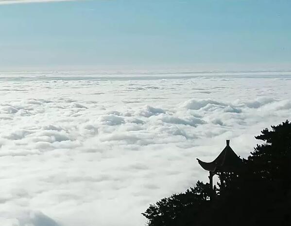 越过天岳幕阜山海拔1500米 层层云海让人惊叹