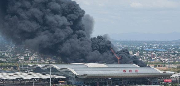 长沙高铁站附近突发大火