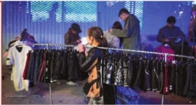 夜市买外套泡水后有消毒液味 警惕“洋垃圾”