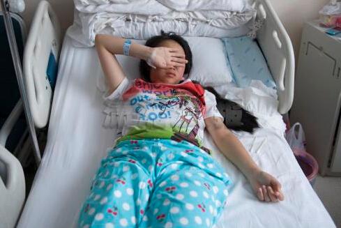 湖南13岁少女因家人不让玩手机喝农药自杀