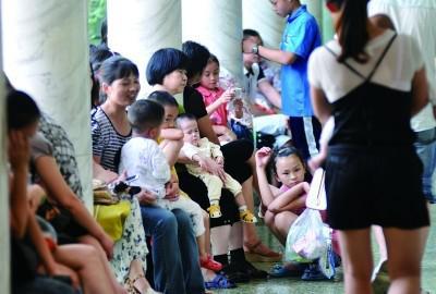 暑期就诊高峰来了 省儿童医院昨日门诊量达6830人次