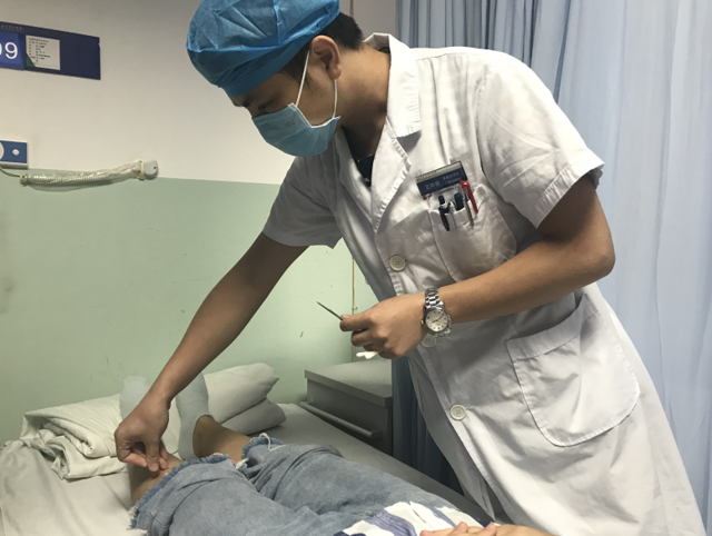 长沙女子开车窗吹头发致面瘫