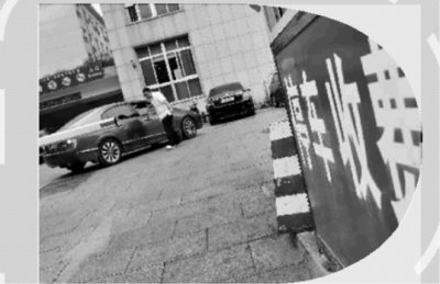 《湖南省停车场管理办法》已正式实施8天,记者在采访中发现,不少医院仍然继续向患者收停车费,并称对“新规”不知情。实习记者 李健 摄