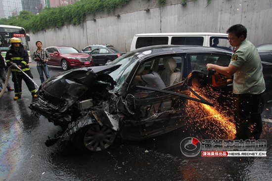 小轿车撞上大客车 长沙消防队员砸车救伤员