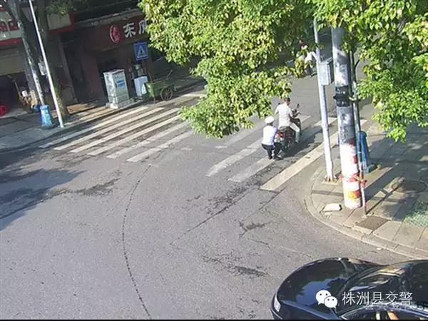 株洲一民警勇抓肇事逃逸摩托车 却被拖行五十