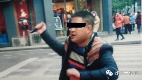 邵阳公安局附近发生恶性捅人事件 店老板被砍