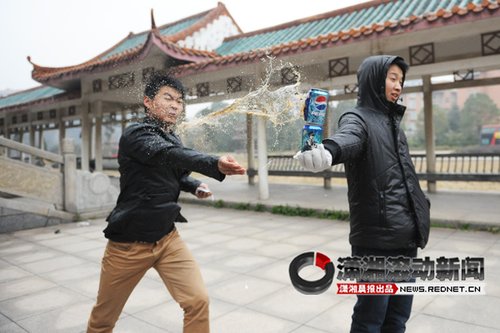 长沙小伙塑料扑克飞切黄瓜 爆破易拉罐(图)