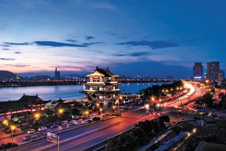 夜湘江 越美丽 华灯初上星城长沙演绎绰约夜景