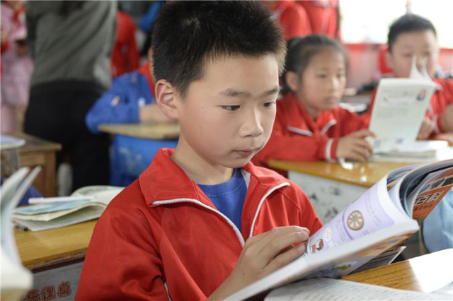 2018年花儿朵朵爱心援助计划走进汨罗可口可