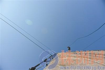 株洲特警备战10月全省比武 抓绳爬18米高墙