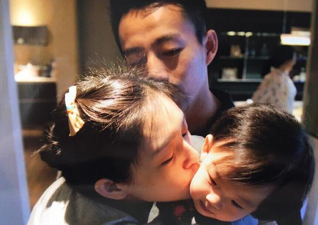 汪小菲携妻子参加女儿的毕业典礼,爸爸看着妻