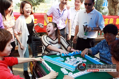 天心阁麻将比赛100多人报名 年轻女孩爱热闹