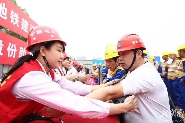 长沙地铁5号线5月开工 医生进工地为工人义诊