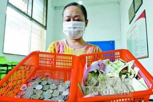 公交点钞员数钱数到手抽筋图片