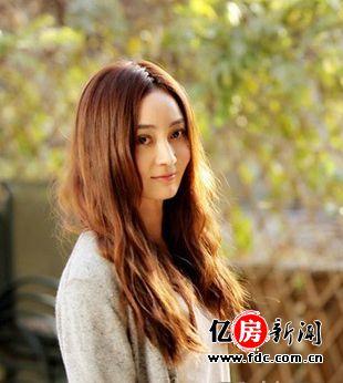 《和平的全盛时代》<em>姚笛</em>复出 微卷<em>中分发型</em>变