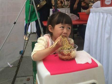 酷热不想开火做饭 吃完凉面填饱肚子