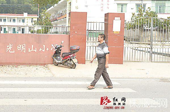 朗读首日株洲一条白狗溜进小学咬伤6名学生校园抄报手开学图片