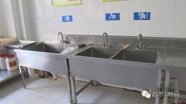 长沙某医院食堂惊人一幕引刷屏 洗碗池内洗拖