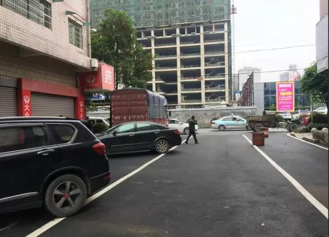 车辆乱停挡门面 衡阳临街商户私设路障