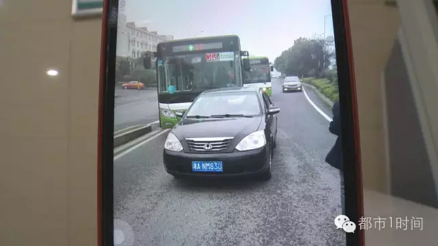 长沙一公交车被小车逼停 司机下车理论竟被撞