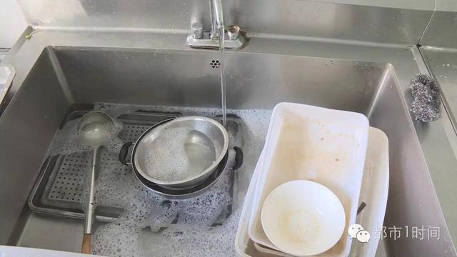 长沙某医院食堂惊人一幕引刷屏 洗碗池内洗拖