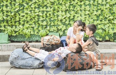 在广州火车站,部分旅客转而乘坐高铁,而受高铁运输能力限制,很高清图片