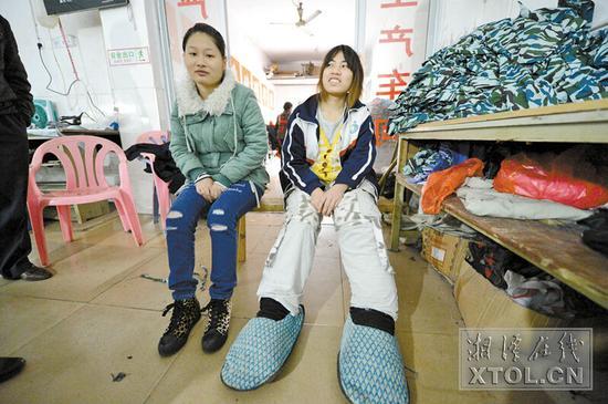 永州女孩脚长40厘米 自制鞋子用轮胎做底(图)