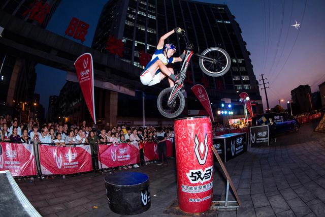 “战马 玩酷新能量”小轮车极限巡演首站在株洲举行